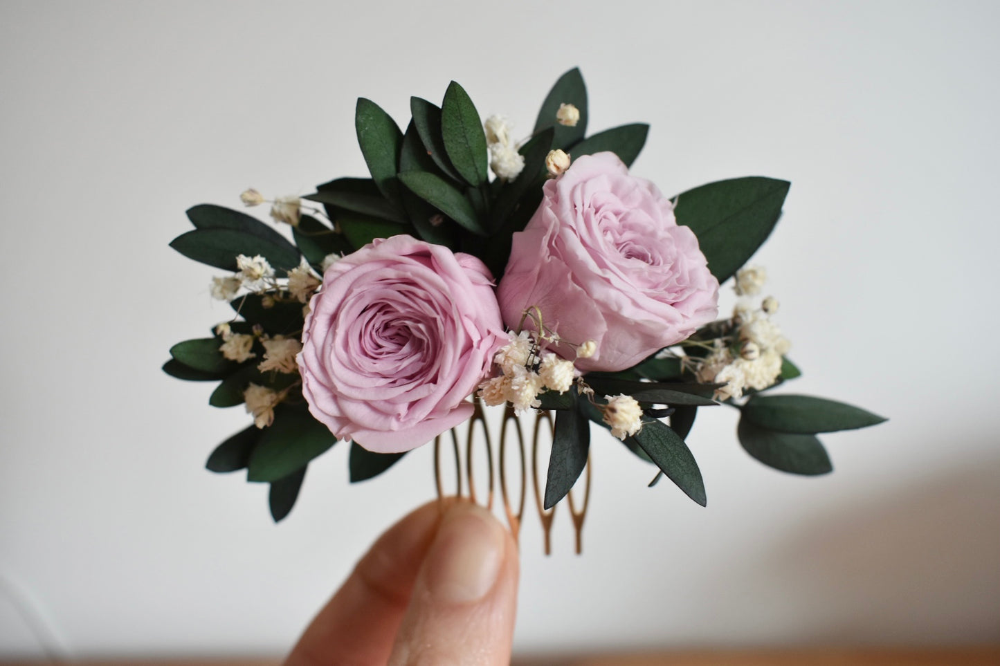 Pink rose and gypsophila flower comb
