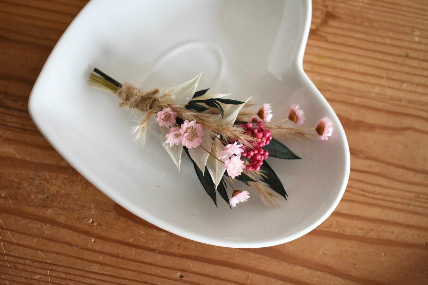 Dried flower boutonniere in pink