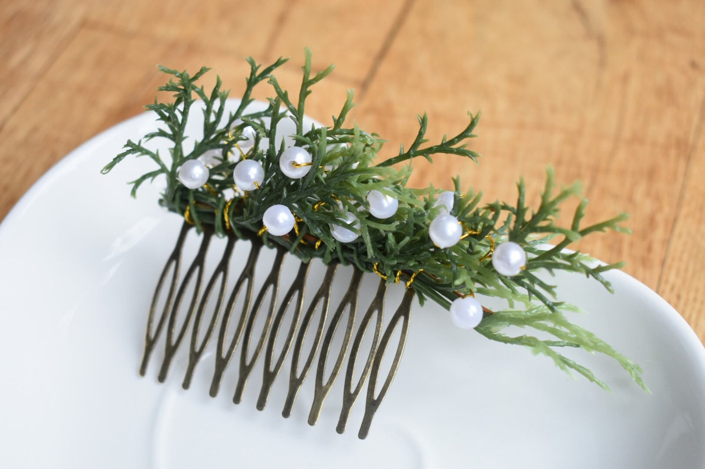 Pearls and foliage comb