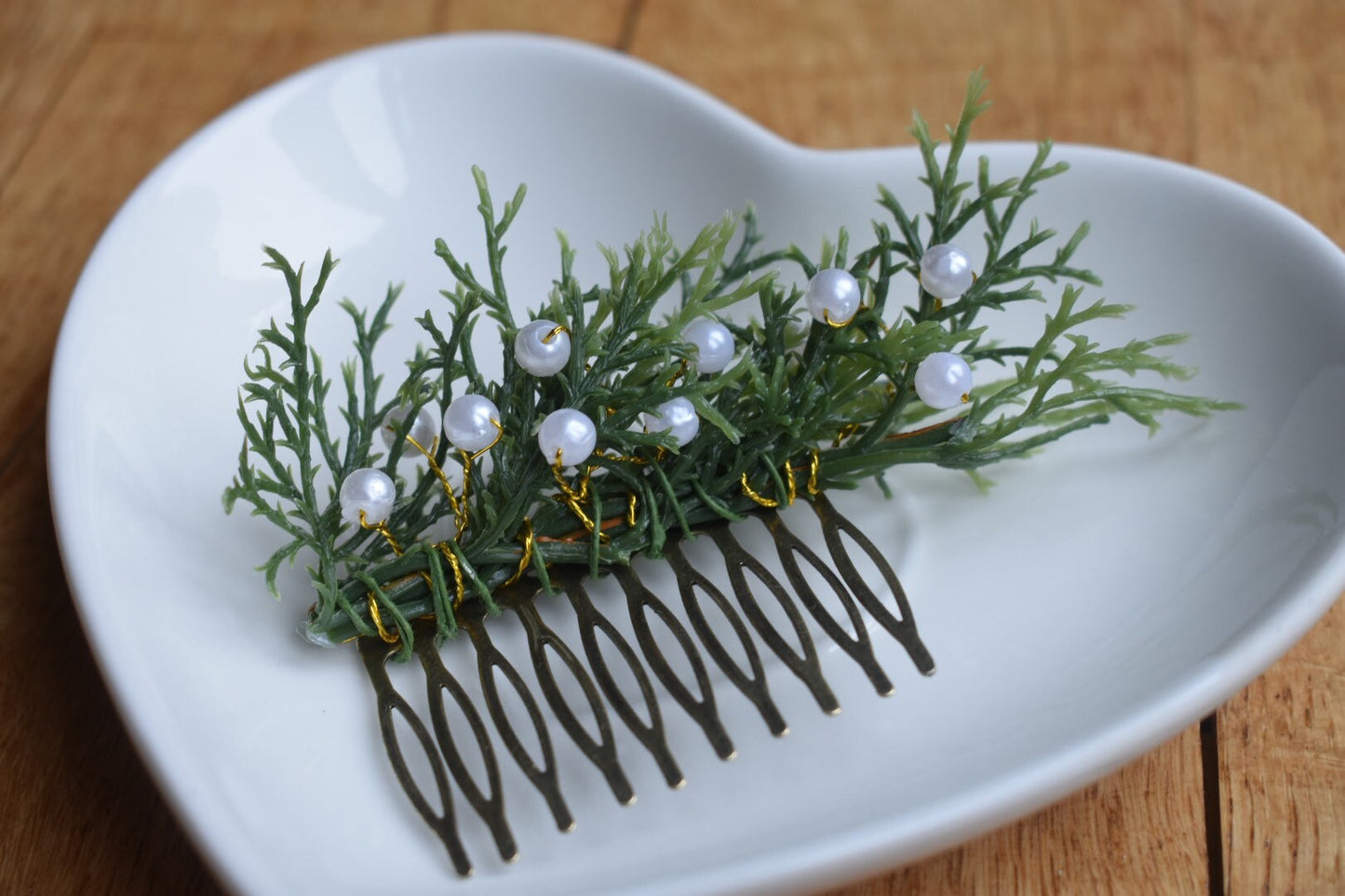 Pearls and foliage comb