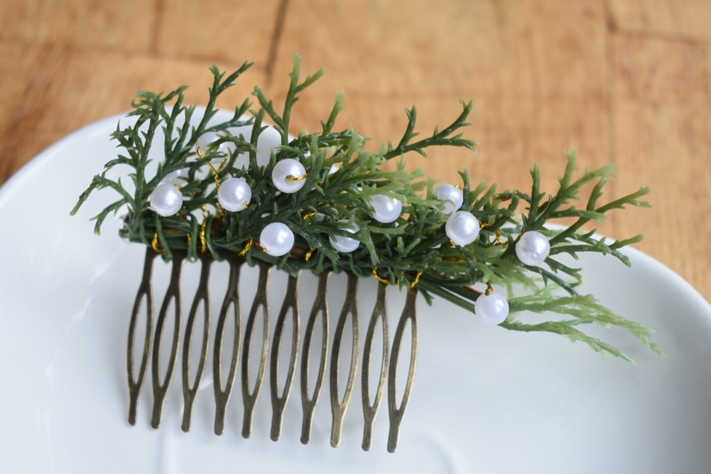 Pearls and foliage comb