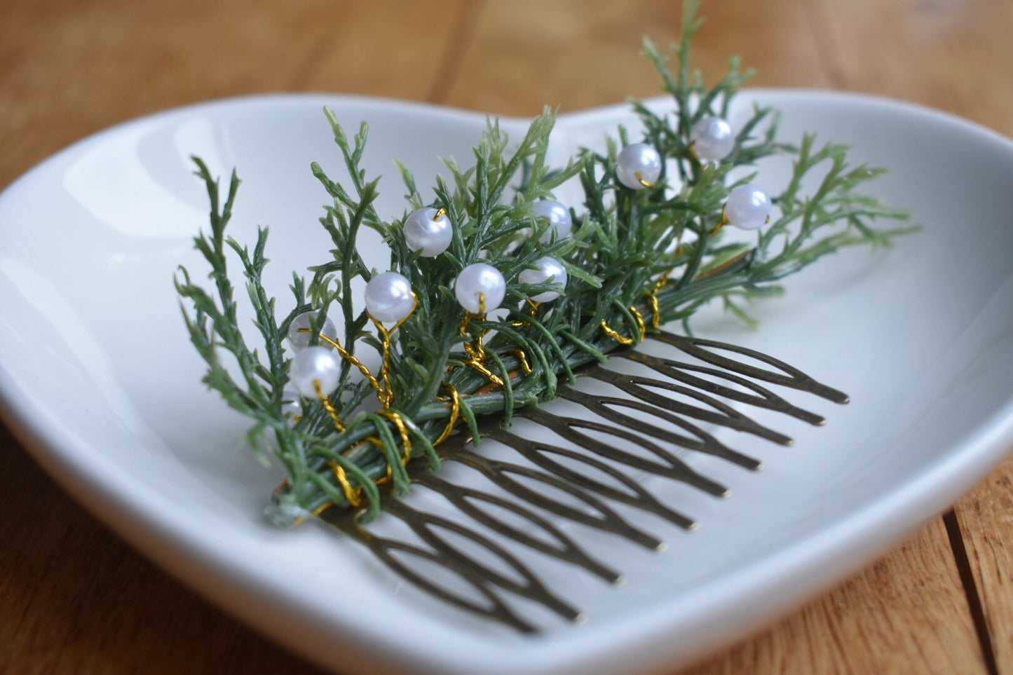 Pearls and foliage comb