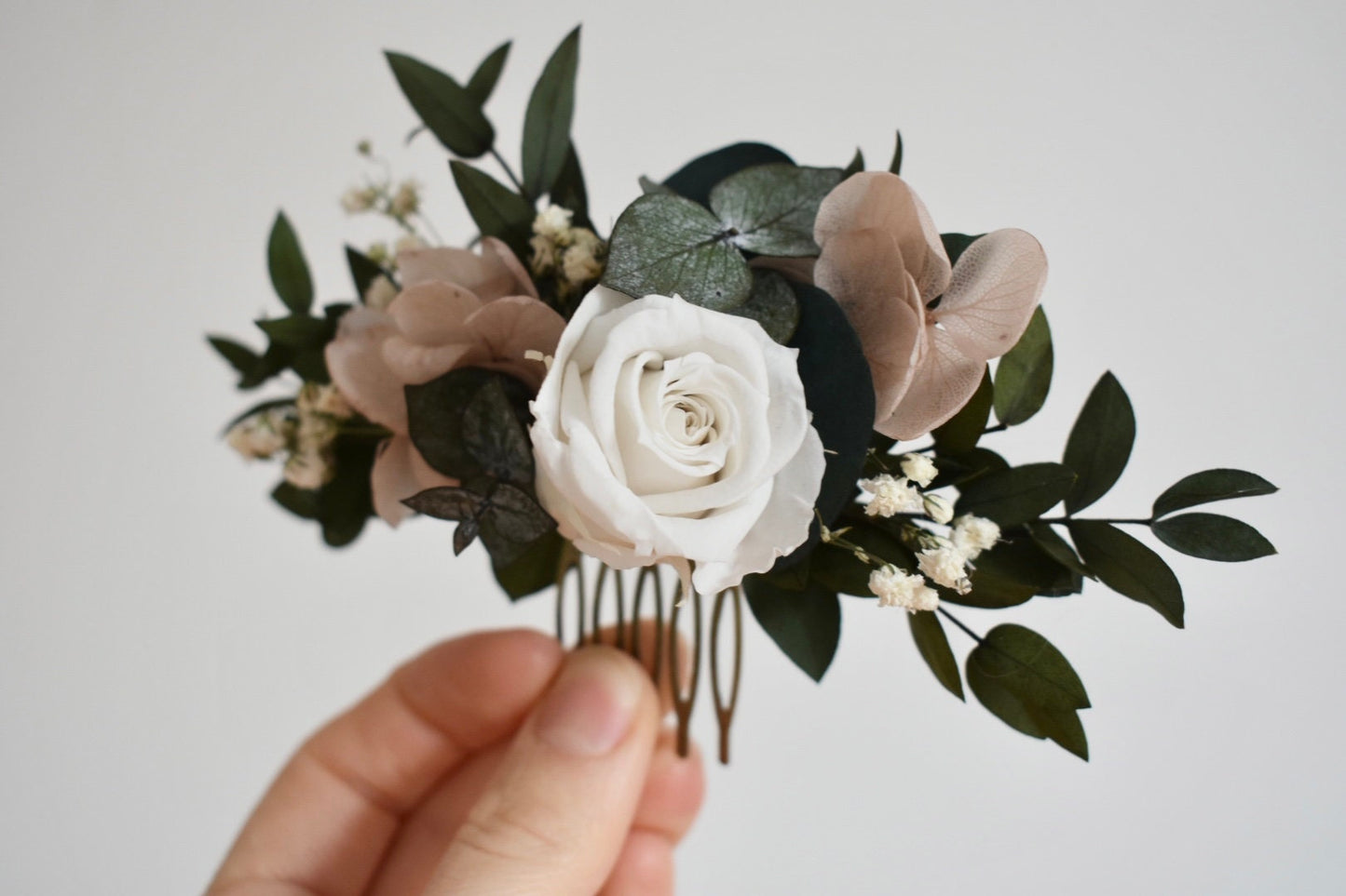 White rose and nude hydrangea comb