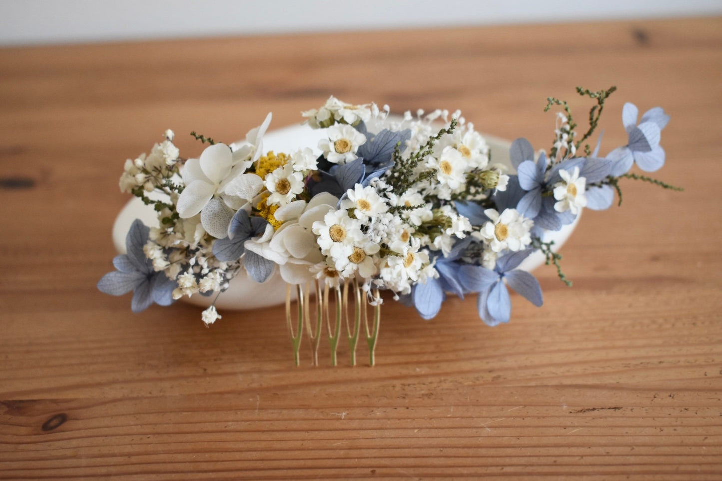 Blue hydrangea and daisy flower comb