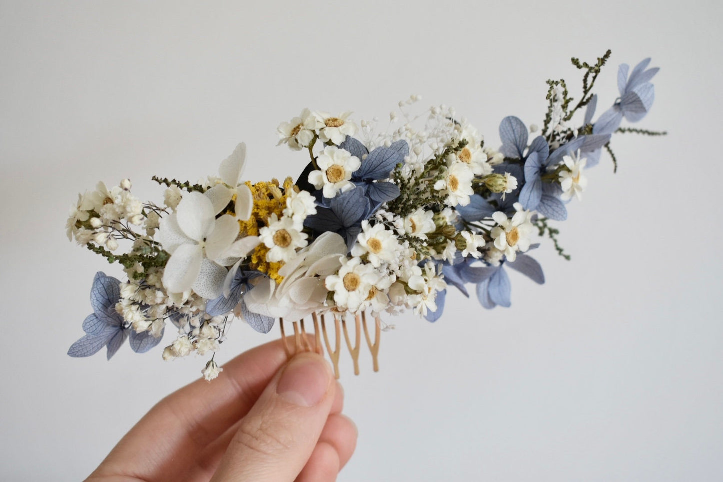 Blue hydrangea and daisy flower comb
