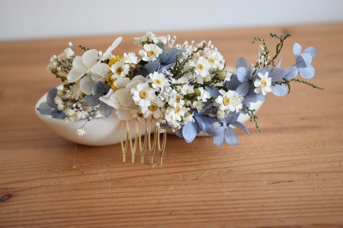 Blue hydrangea and daisy flower comb