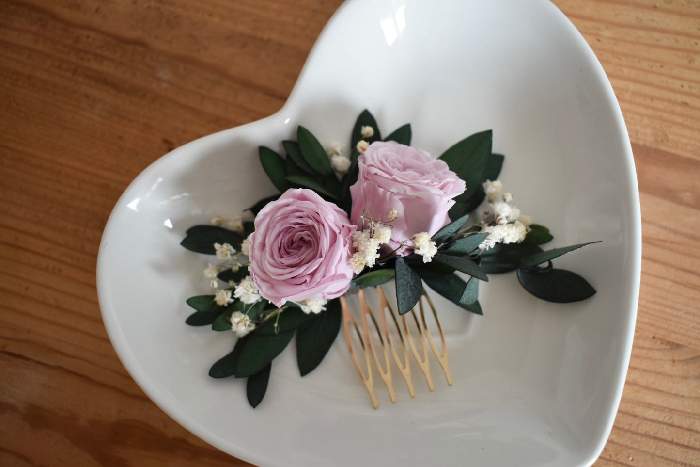 Pink rose and gypsophila flower comb