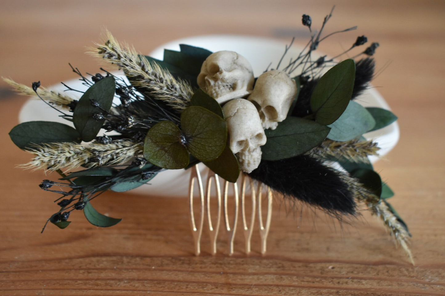 Black dried foliage comb with mini faux skulls