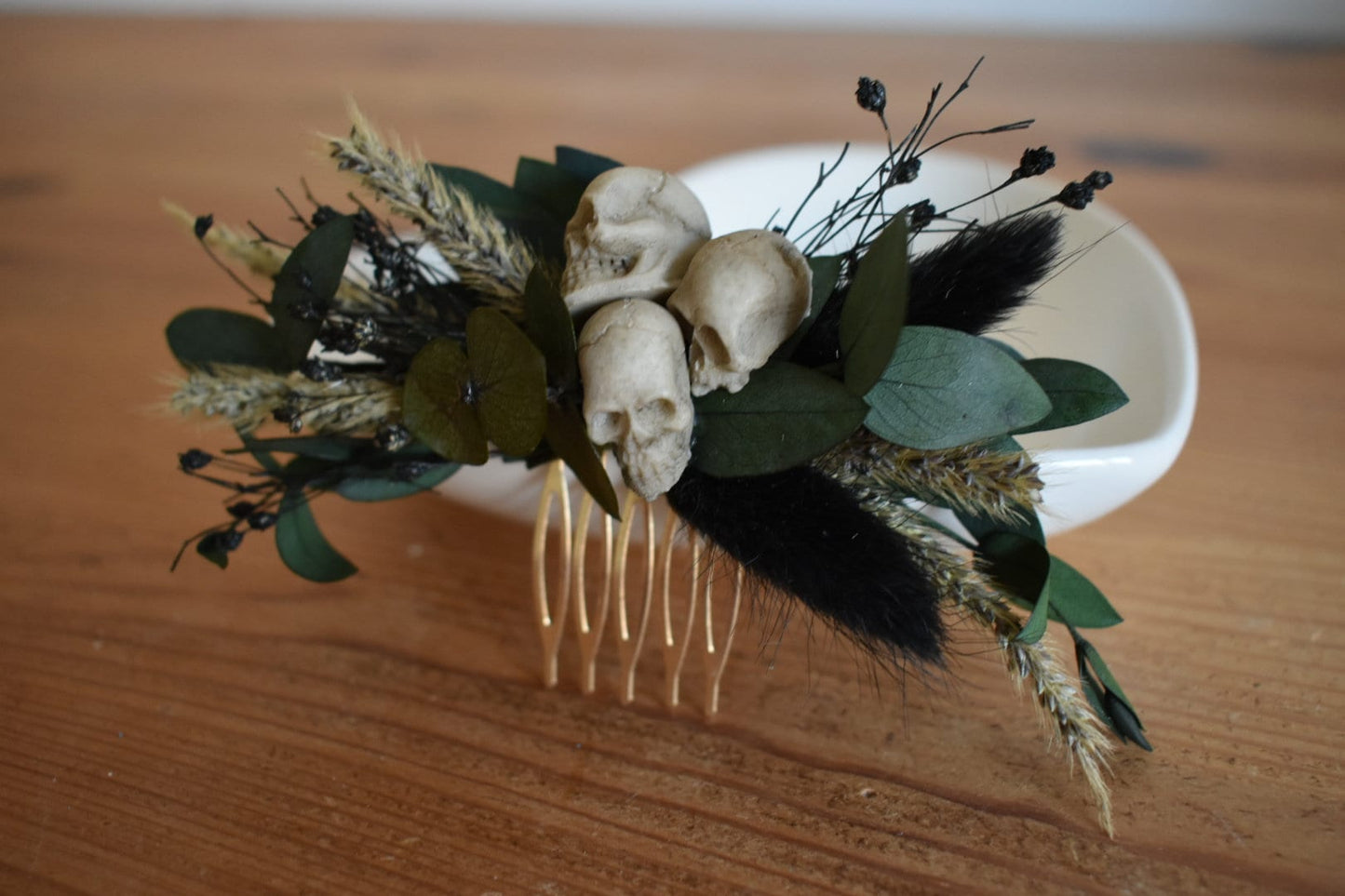 Black dried foliage comb with mini faux skulls