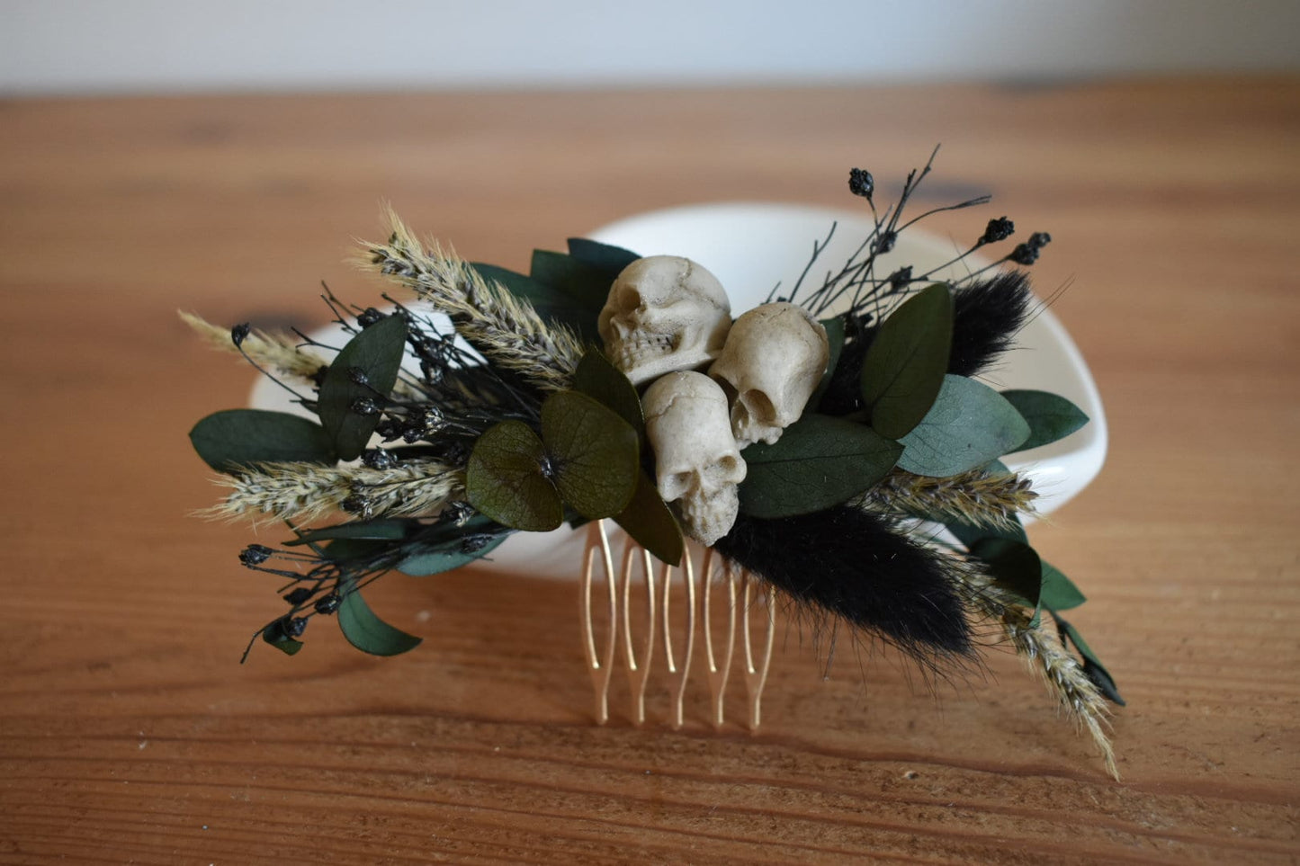 Black dried foliage comb with mini faux skulls