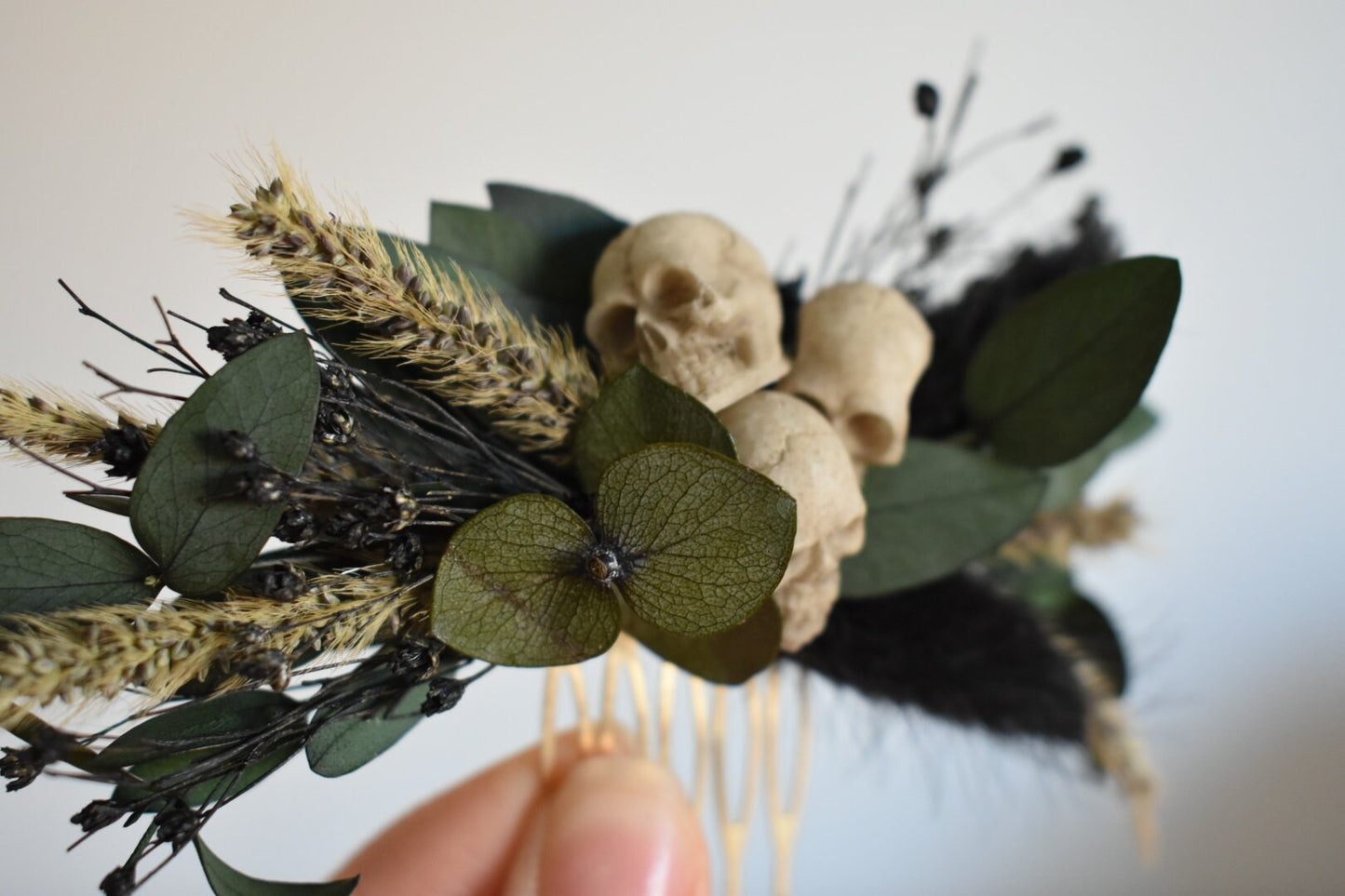 Black dried foliage comb with mini faux skulls