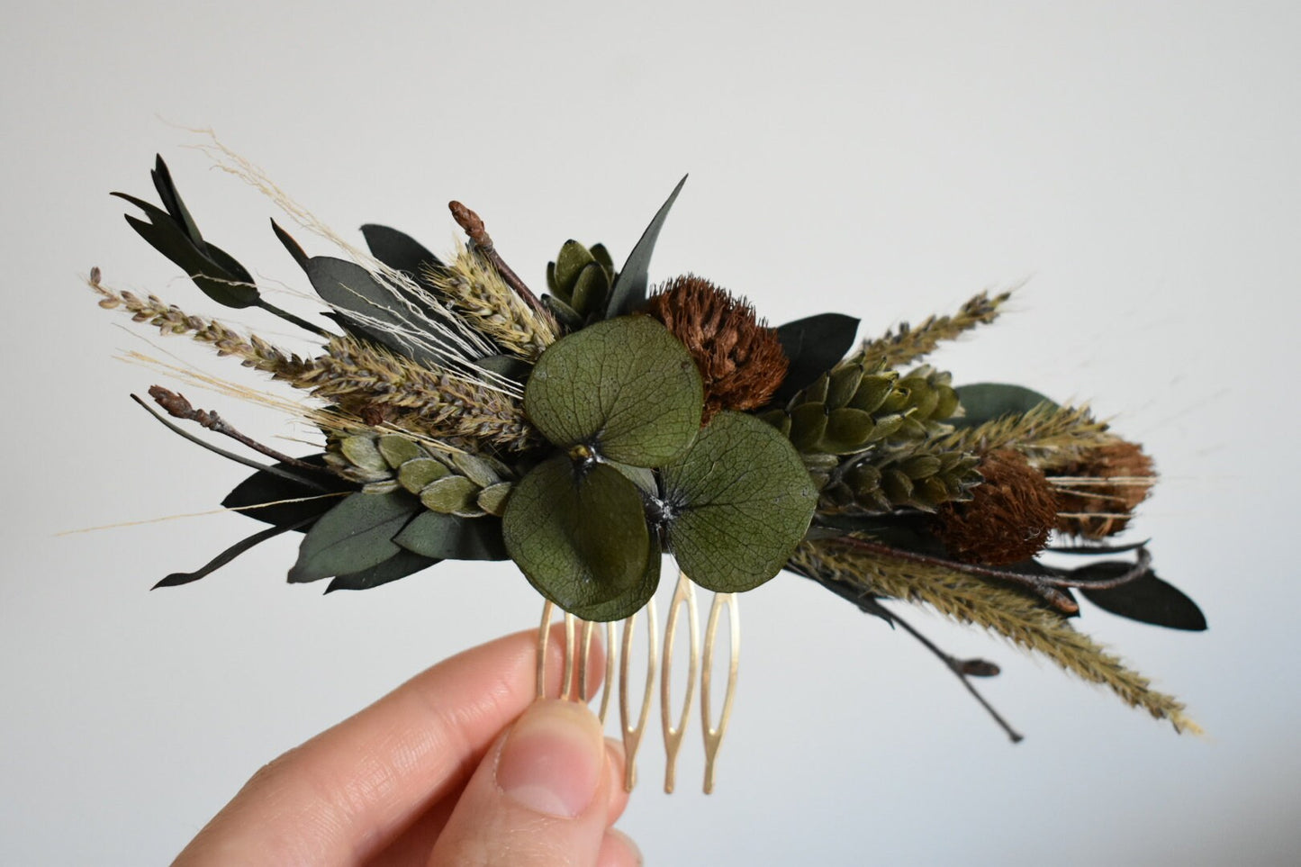 Dried foliage comb