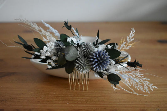 Foliage comb with thistles