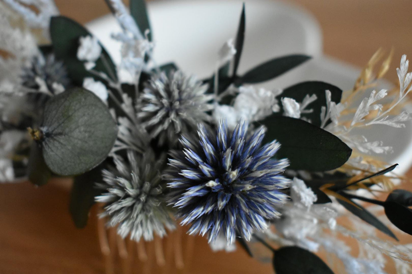 Foliage comb with thistles