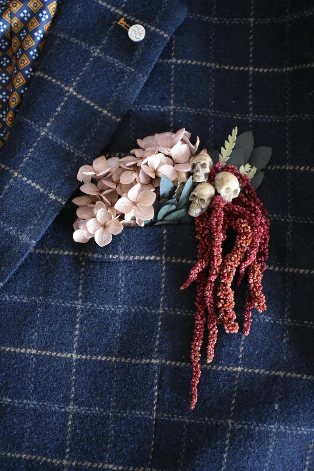 Pocket boutonniere with skulls