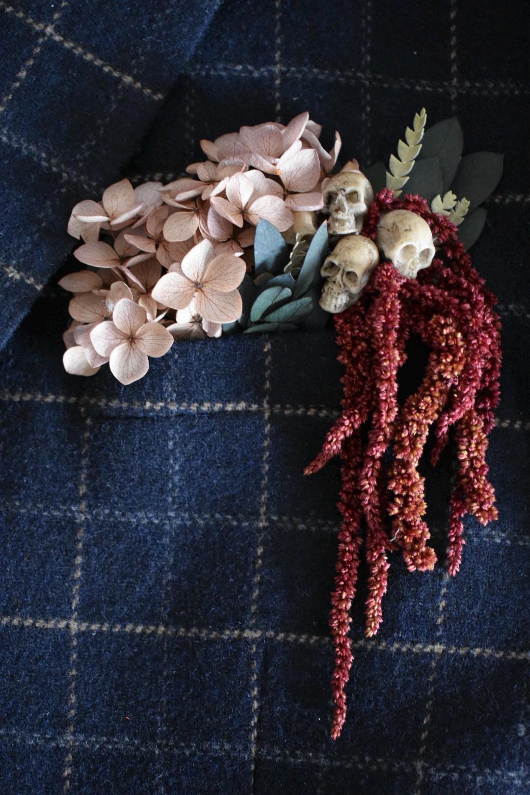 Pocket boutonniere with skulls