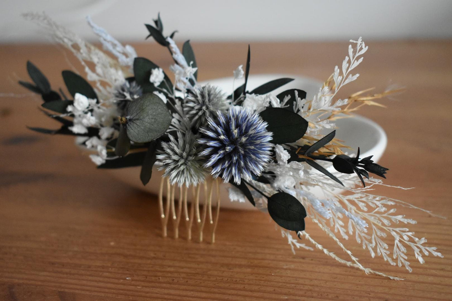 Foliage comb with thistles