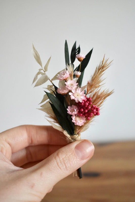 Dried flower boutonniere in pink