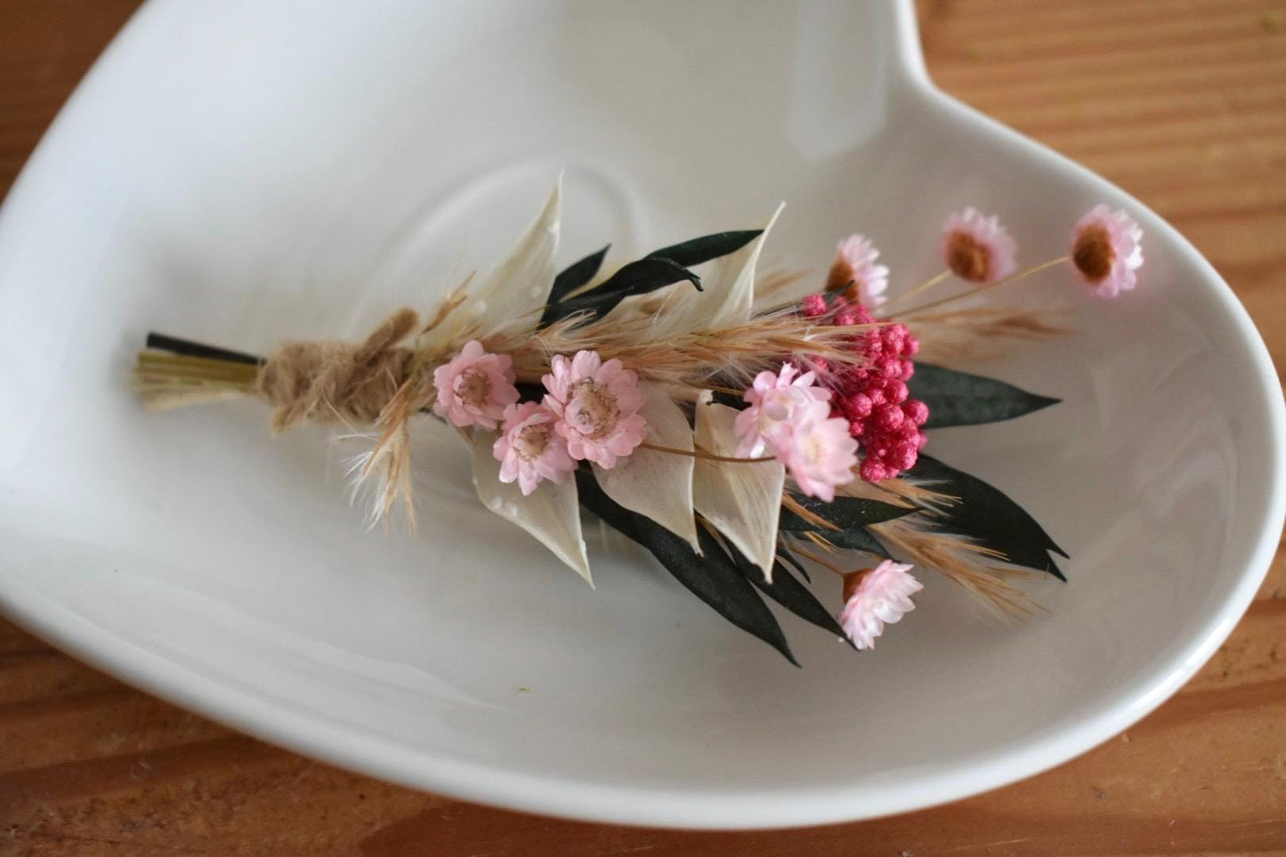 Dried flower boutonniere in pink