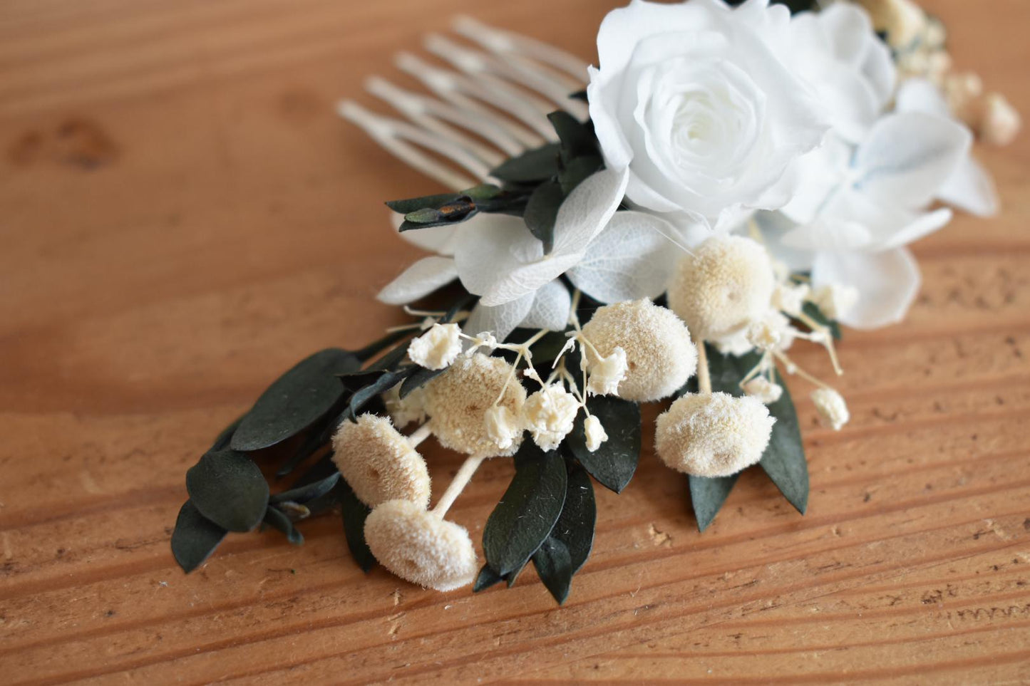 White rose flower comb