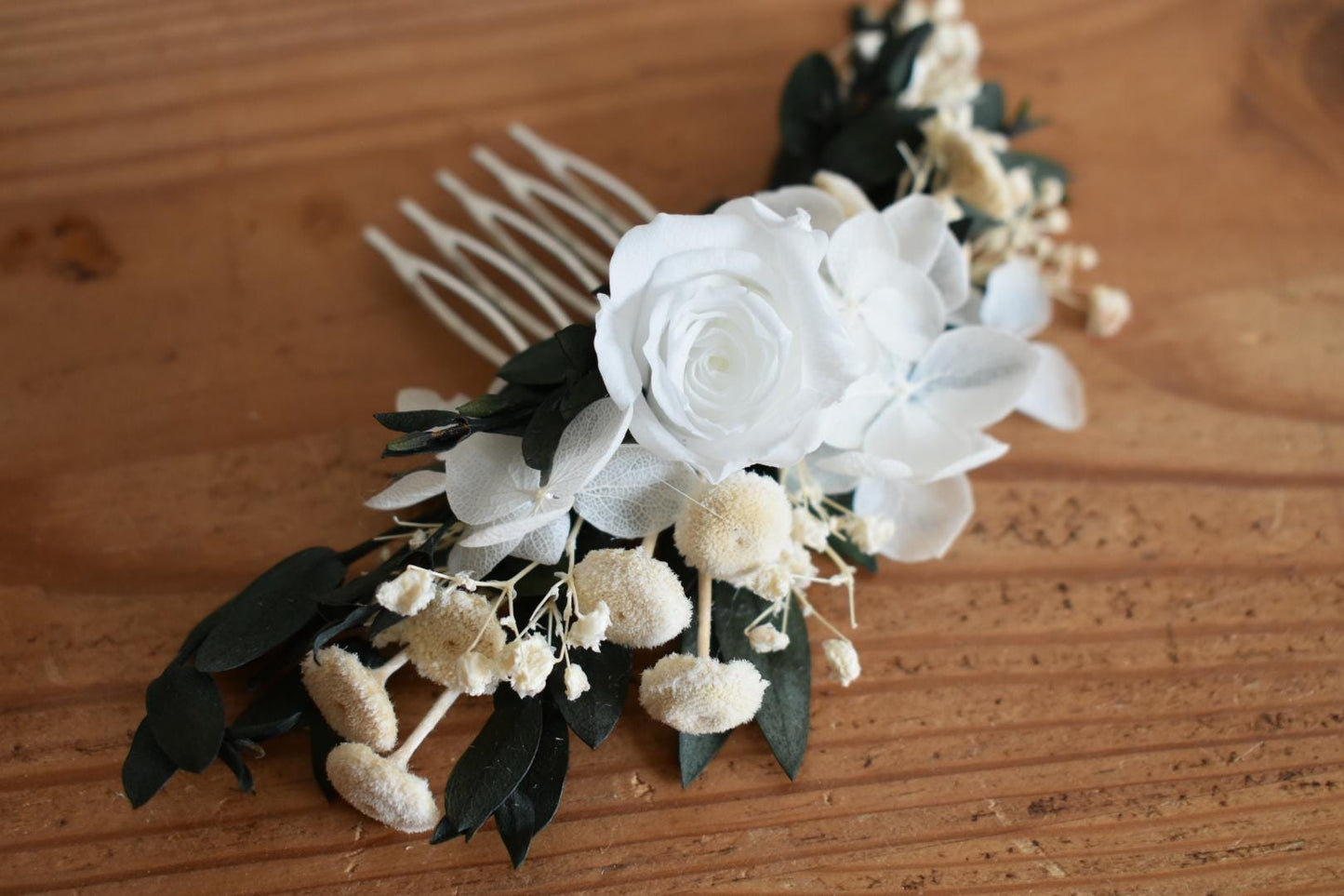 White rose flower comb