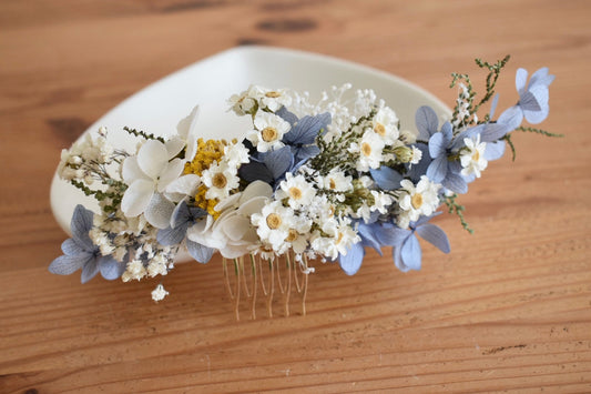 Blue hydrangea and daisy flower comb